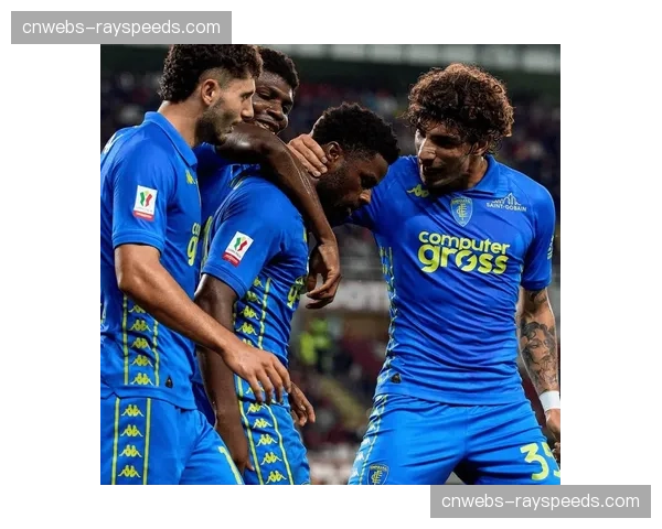 意甲下赛季用球谍照曝光，设计融合古典与现代元素。