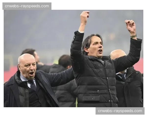 特写：训练场边，小因扎吉与马洛塔就夏窗引援进行长时间交流