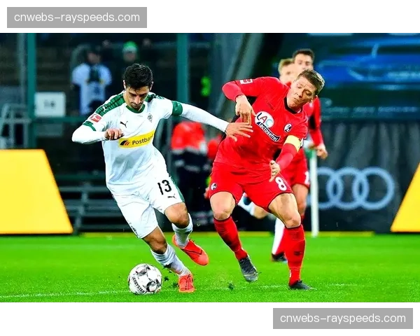 消息：法兰克福 vs 狼堡上半场0射正，双方中场绞杀激烈