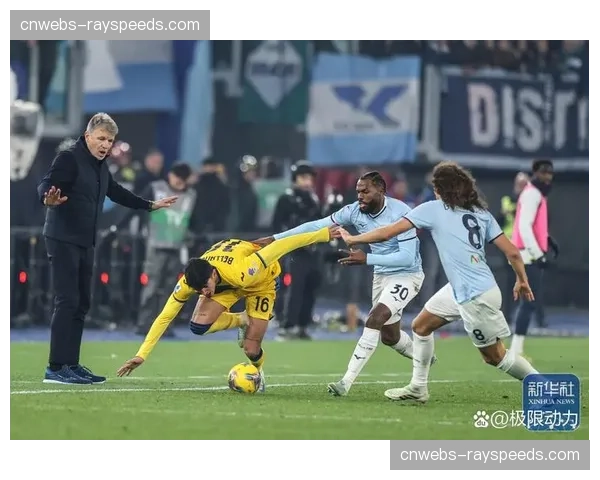 特写：比赛因球迷突发疾病中断20分钟，双方球员合力援助